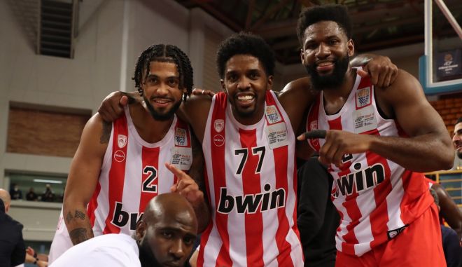 Final Four – Κύπελλο Ελλάδας: Οι ξέφρενοι πανηγυρισμοί στον πάγκο του Ολυμπιακού και την εξέδρα