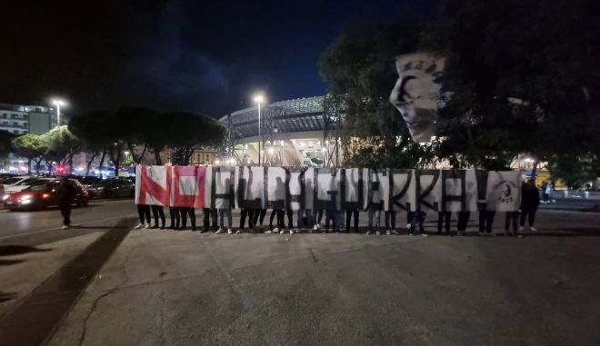 Πόλεμος στην Ουκρανία: Η UEFA απαγόρευσε πανό των οπαδών της Νάπολι που έγραφε “Όχι στον πόλεμο”