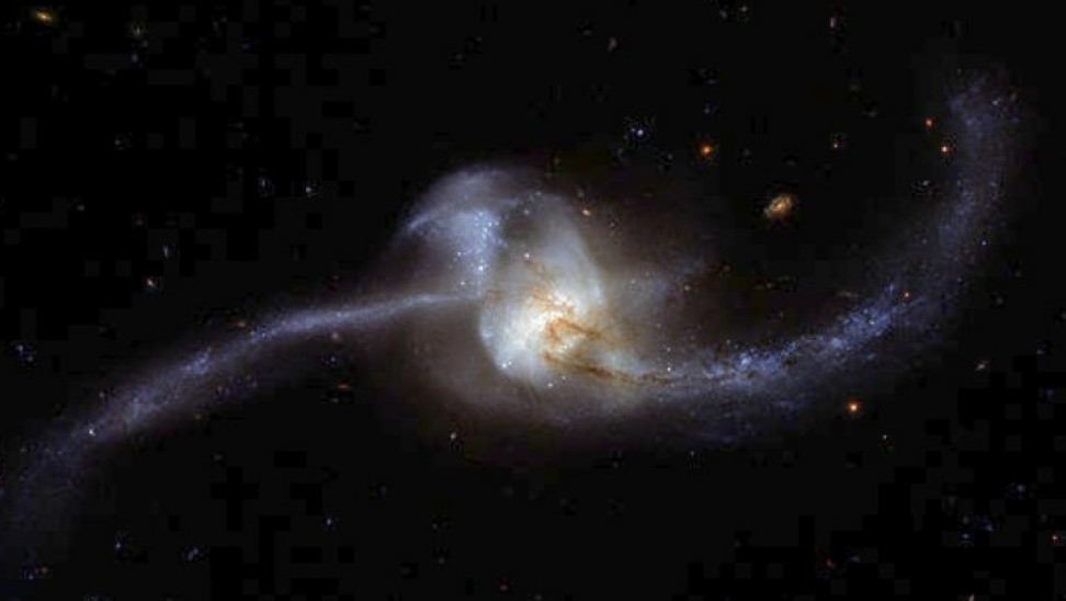Επική εικόνα από το Hubble καταγράφει τη σύγκρουση τριών γαλαξιών