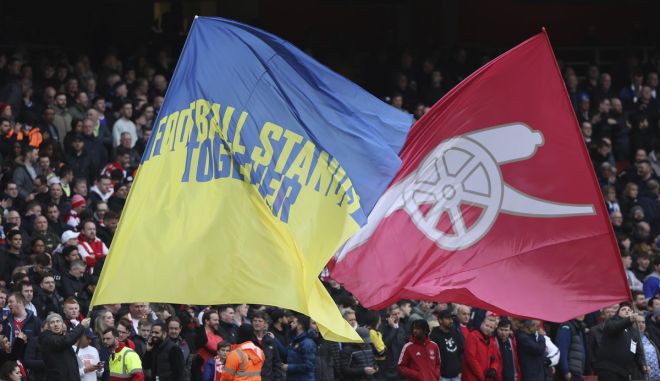 Πόλεμος στην Ουκρανία: Ηχηρά μηνύματα κατά του πολέμου σε Emirates και Signal Iduna Park