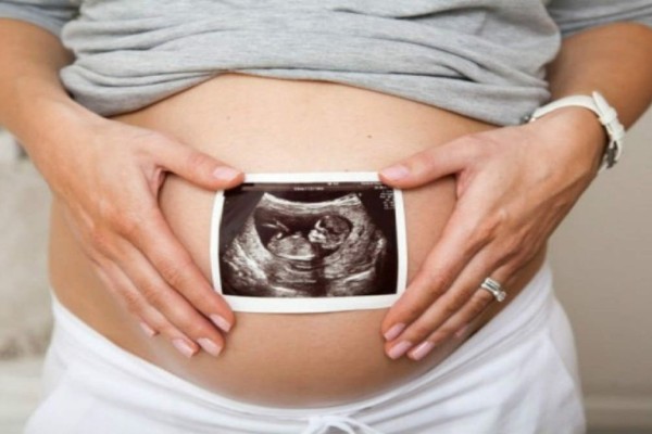 34χρονη Ντίνα: “Είμαι έγκυος και η φίλη μου περιμένει παιδί από τον άνδρα μου” – Σχέσεις