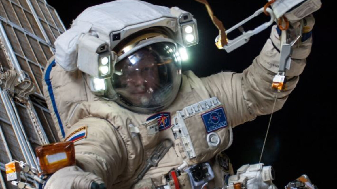 Κοσμοναύτης διέκοψε διαστημικό περίπατο λόγω προβλήματος στη στολή του- Βίντεο