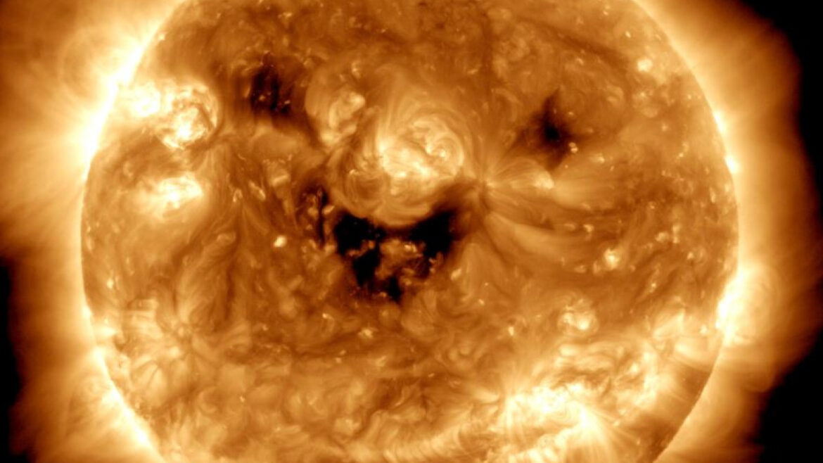Φωτογραφίες της NASA από τον ήλιο που χαμογελά
