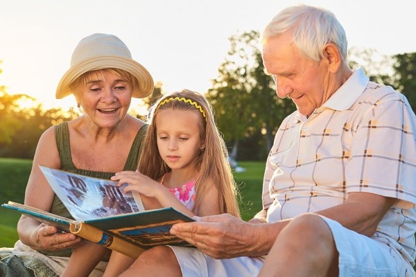 Αυτοί είναι οι 8 λόγοι που το παιδάκι σας λατρεύει τον παππού και την γιαγιά – Σχέσεις