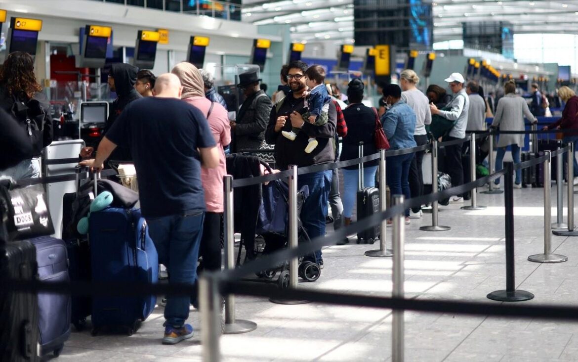 Τεράστιες ουρές στα αεροδρόμια λόγω προβλήματος στο ηλεκτρονικό σύστημα συνοριακού ελέγχου