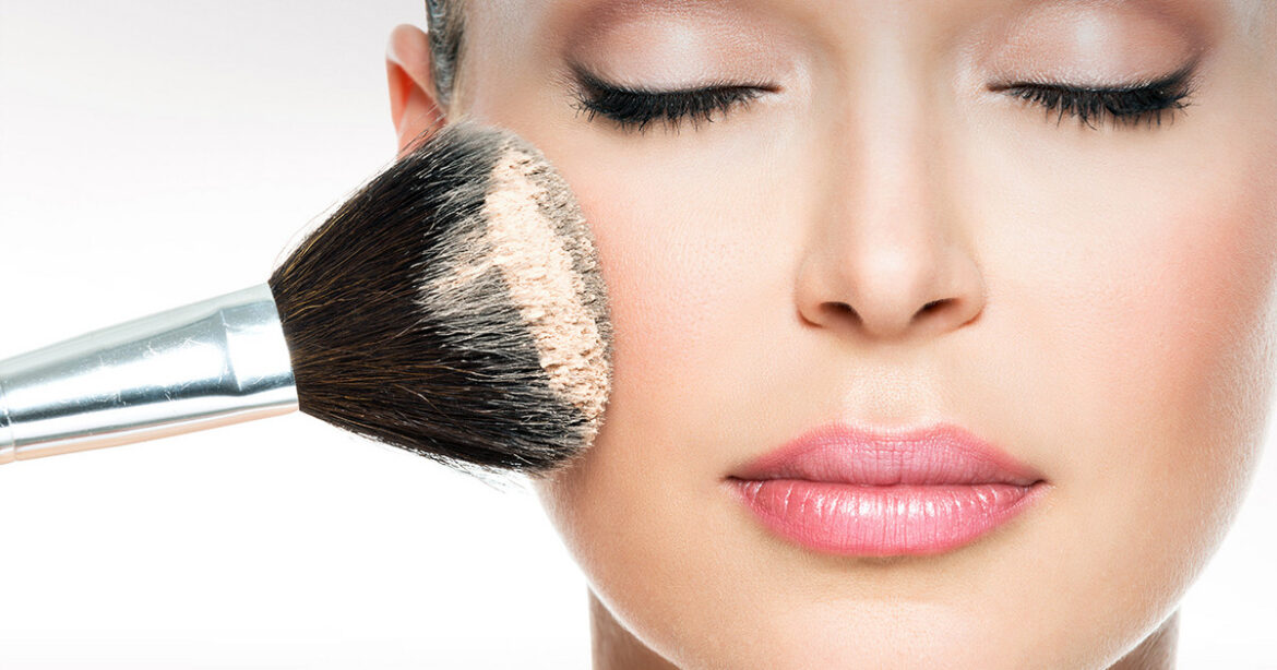 Οι πούδρες που καταπολεμούν αποτελεσματικά τη λιπαρότητα