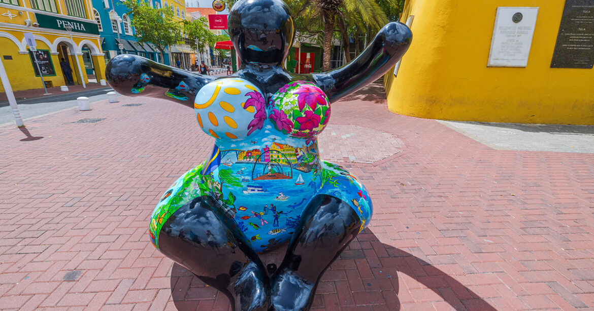 Το νησί της Καραϊβικής που έχει παντού γλυπτά προάγοντας το body positivity