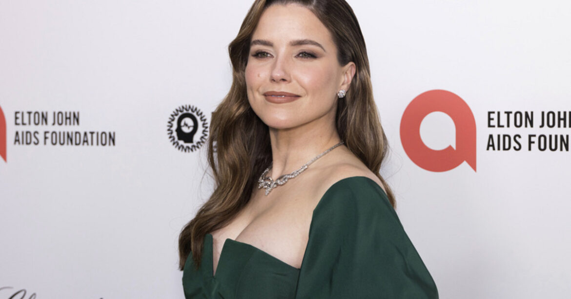 H Σοφία Μπους έκανε coming out – «Είμαι queer, μπορώ επιτέλους να ανασάνω»