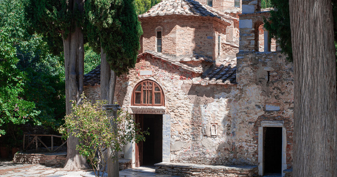 Τρεις γραφικές εκκλησίες στην Αθήνα για την πιο κατανυκτική περιφορά Επιταφίου