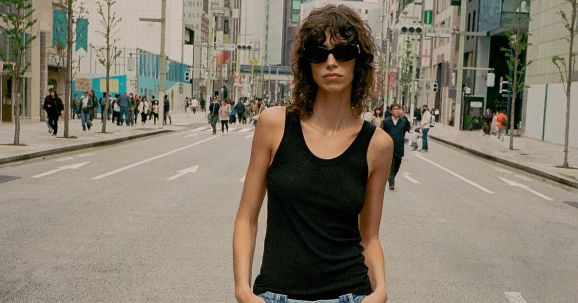 Tελικά το μαύρο φοριέται το καλοκαίρι; Βρήκαμε δέκα μαύρα ρούχα για εσάς που δεν το αποχωρίζεστε καμία εποχή