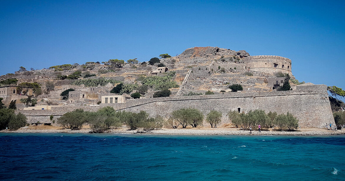 Σπιναλόγκα: «Το νησί της σιωπής και του πόνου» συναγωνίζεται σήμερα σε δημοτικότητα την Κνωσό