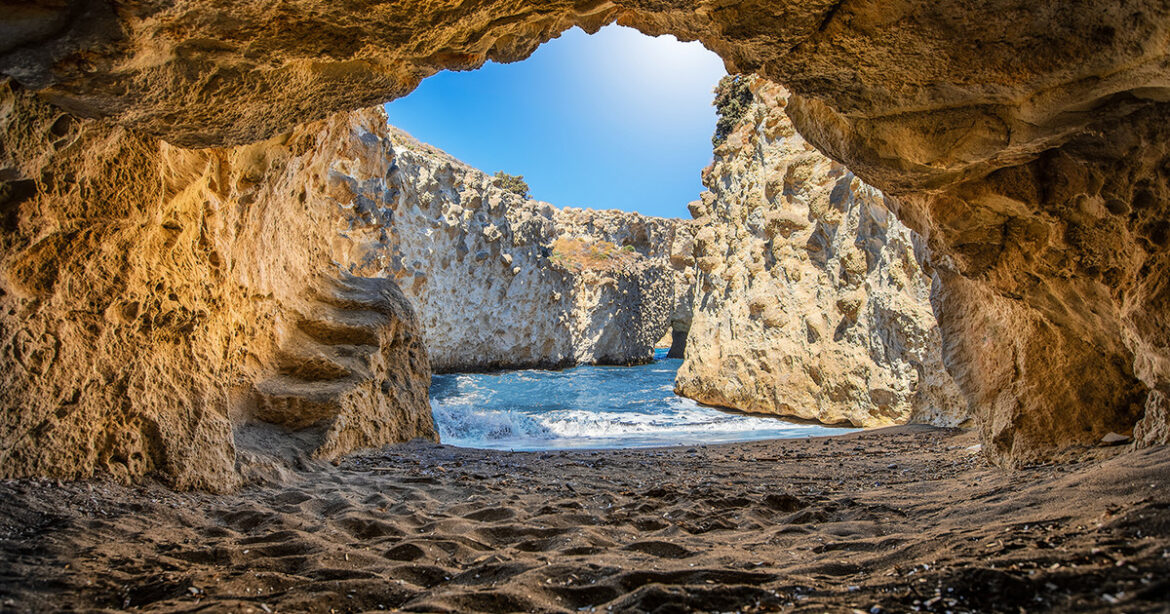 Στου Παπάφραγκα στη Μήλο θα κάνεις τις ωραιότερες βουτιές της ζωής σου