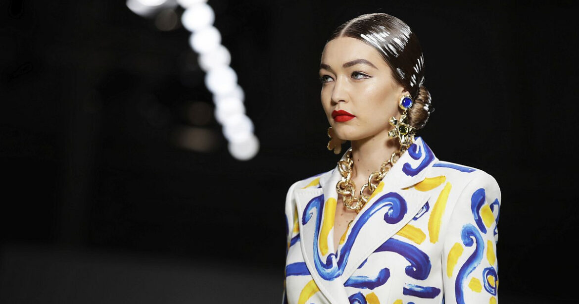 Πώς να επιλέξετε τα κατάλληλα κοσμήματα ανάλογα με το κόψιμο του ντεκολτέ σας