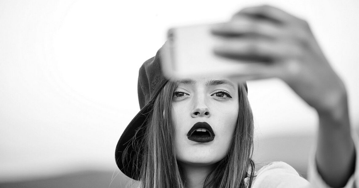 Yπάρχει ένα καπέλο που σίγουρα έχετε στην ντουλάπα σας, επανήλθε δριμύτερο και ήρθε η ώρα να το ξεθάψετε