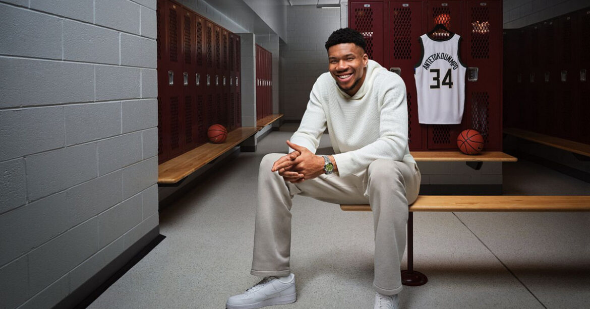 Ο Γιάννης Αντετοκούνμπο λανσάρει σε συνεργασία με τη Breitling τη νέα σειρά ρολογιών Chronomat που φέρει το όνομά του