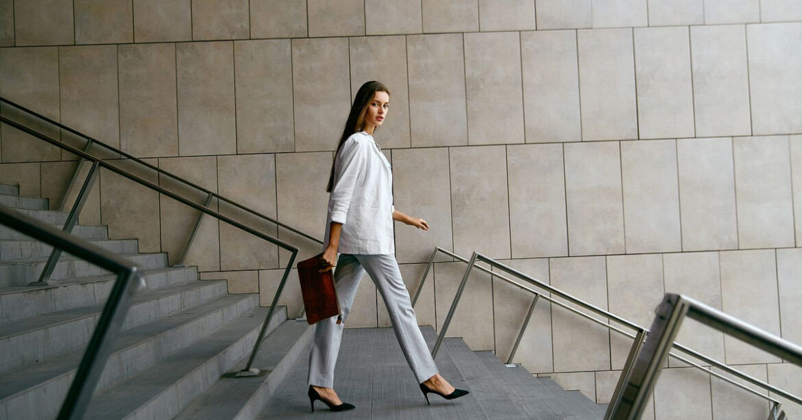 Καλοκαιρινό office look: Τι φοράμε στο γραφείο τώρα που πιάνει ζέστη
