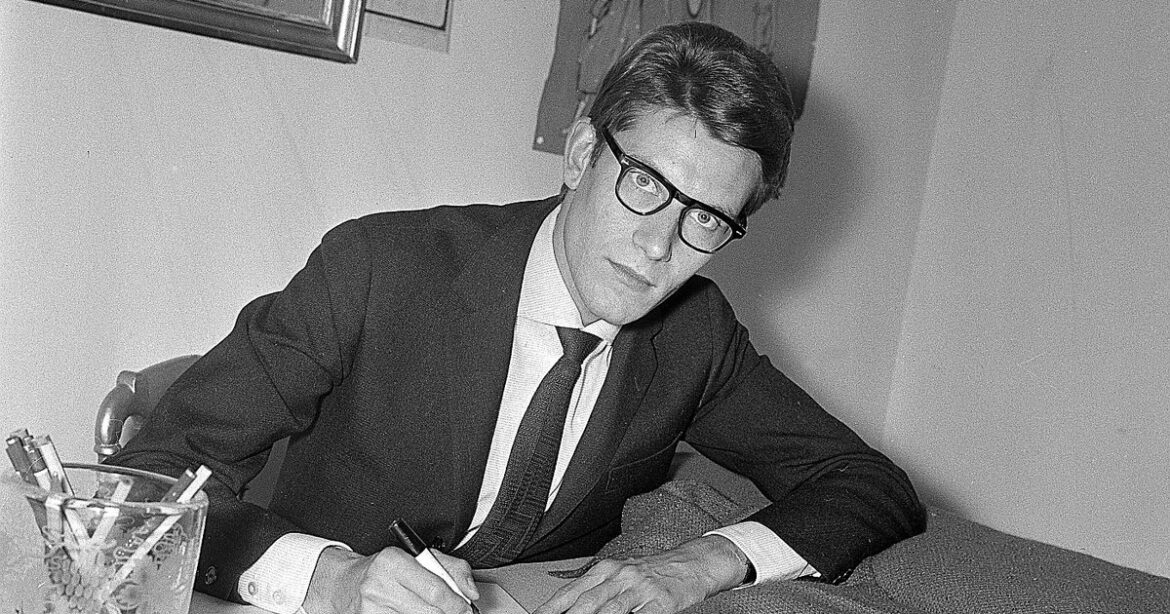 Σαν σήμερα πεθαίνει ο Yves Saint Laurent: «Τα πιο όμορφα ρούχα πάνω στο γυναικείο σώμα είναι τα ανδρικά χέρια, αλλά για όσες γυναίκες δεν έχουν την τύχη αυτή, υπάρχω εγώ»
