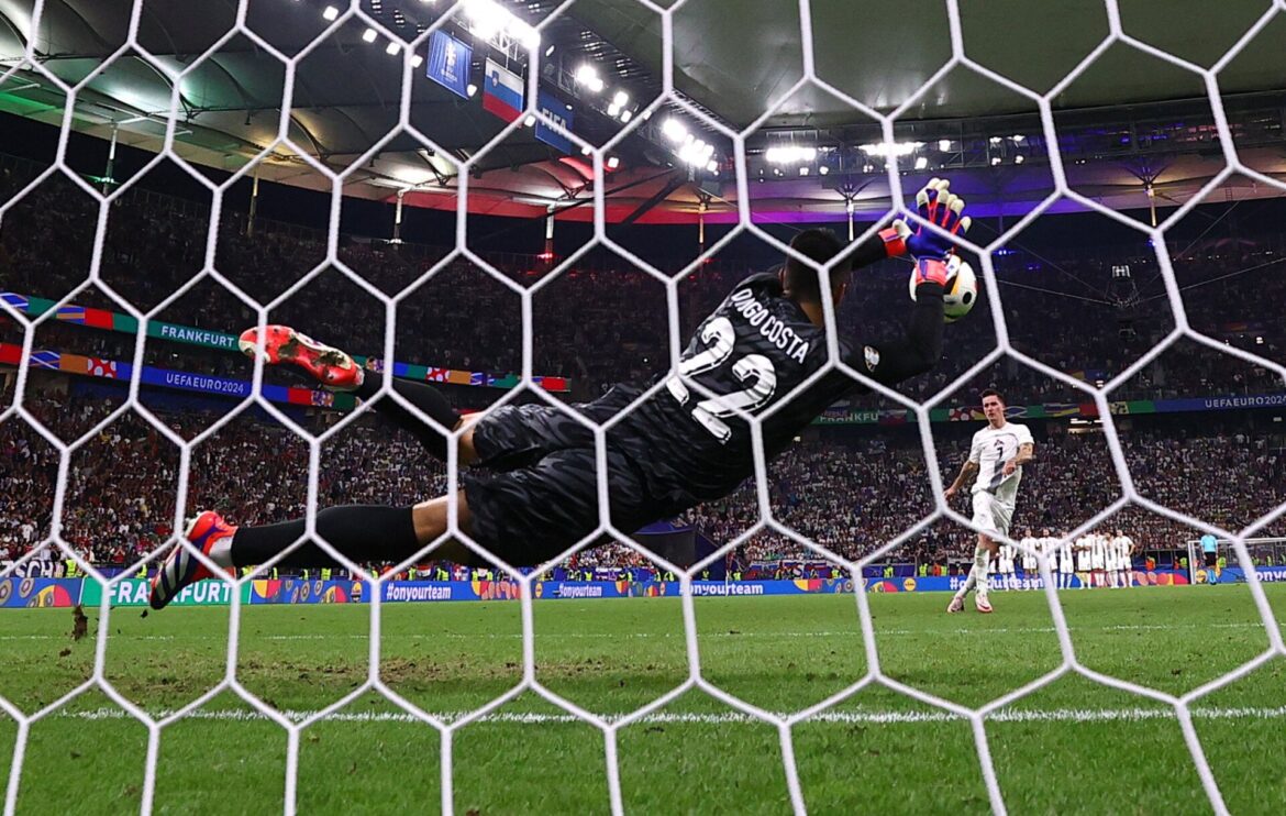 Ο μυθικός Ντιόγκο Κόστα έστειλε την Πορτογαλία στα προημιτελικά