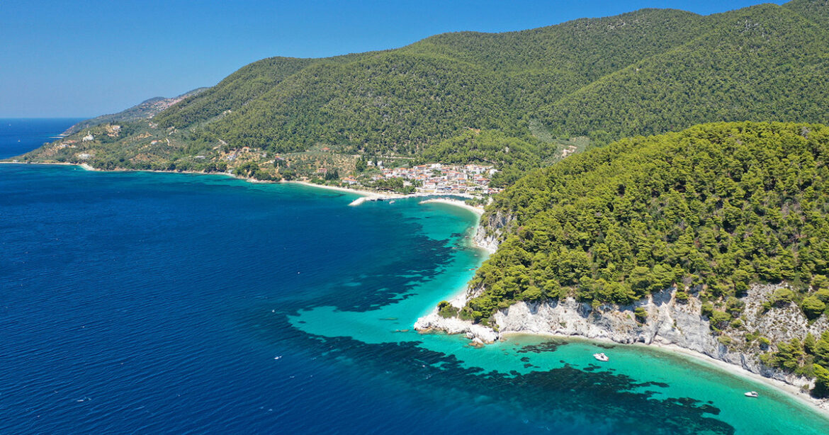 Η εξωτική παραλία στη Σκόπελο που θα σας πάρει το μυαλό