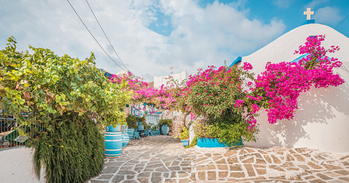 Το χωριό της Πάρου που δεν έχει τη φήμη, αλλά σίγουρα έχει τη χάρη και ομορφιά