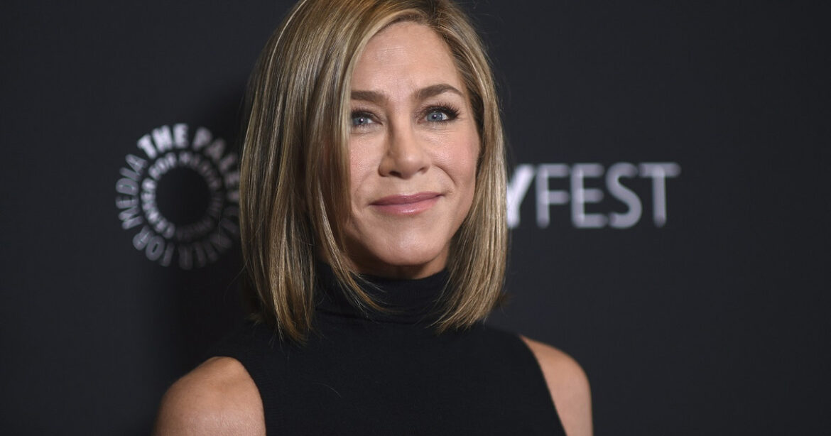 «Έλουσαν» με… πετρέλαιο την Τζένιφερ Άνιστον  – Ποιος ο λόγος