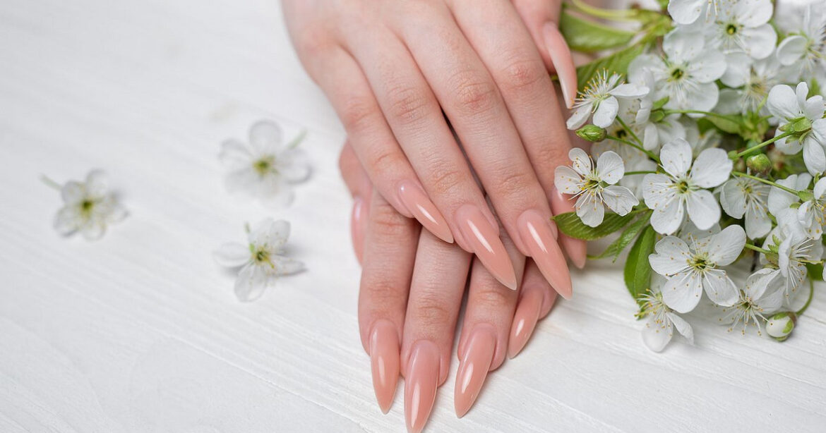 To «βαρετό» μανικιούρ είναι η νέα μανία όσο βαρετό κι αν ακούγεται