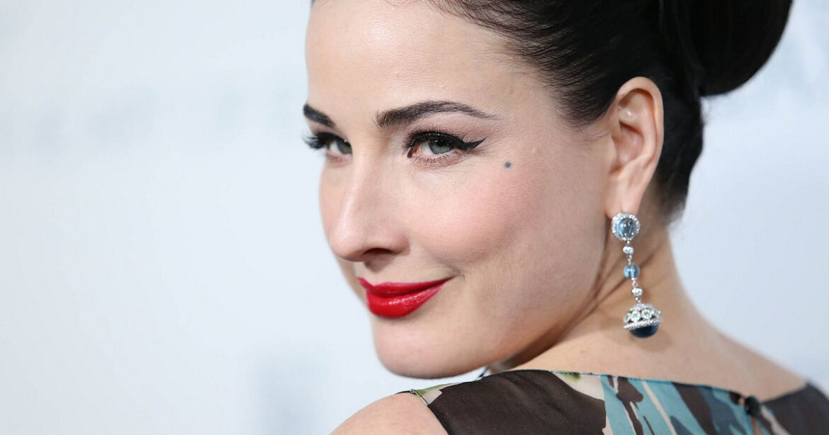 H Dita Von Teese αποκάλυψε σε ποια στάση κοιμάται και έχει άψογη επιδερμίδα στα 51