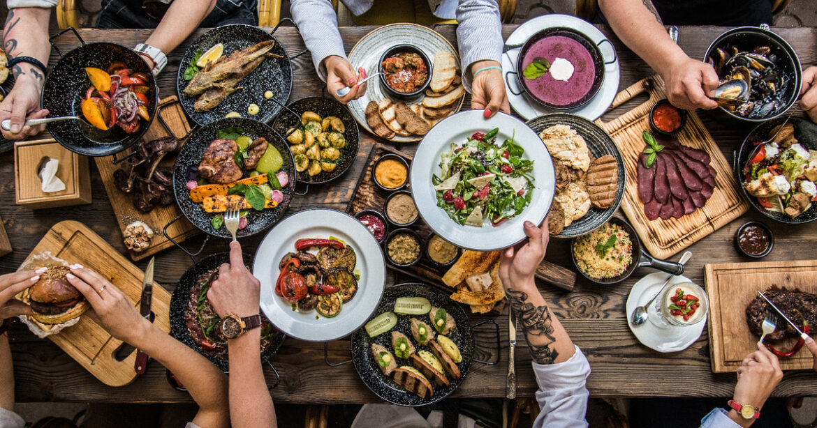 Έξι τροφές που μας γερνάνε πιο γρήγορα, αλλά συχνά περνάνε «κάτω από τα ραντάρ»