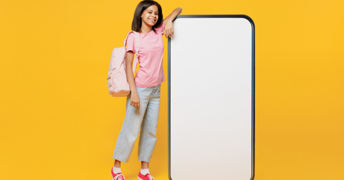 Σκέφτεστε να πάρετε στο παιδί σας το πρώτο του τηλέφωνο; Όσα πρέπει να γνωρίζετε και τέσσερις βασικές συμβουλές