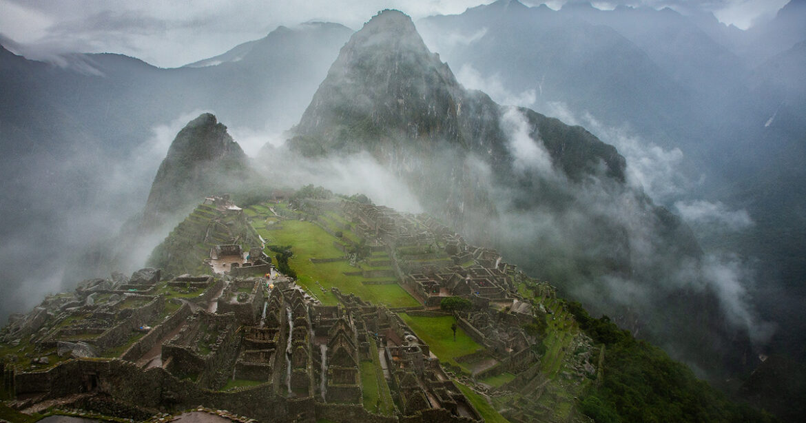 Τα «σκαλιά του θανάτου» που τα ανεβαίνουν όσοι είναι τολμηροί