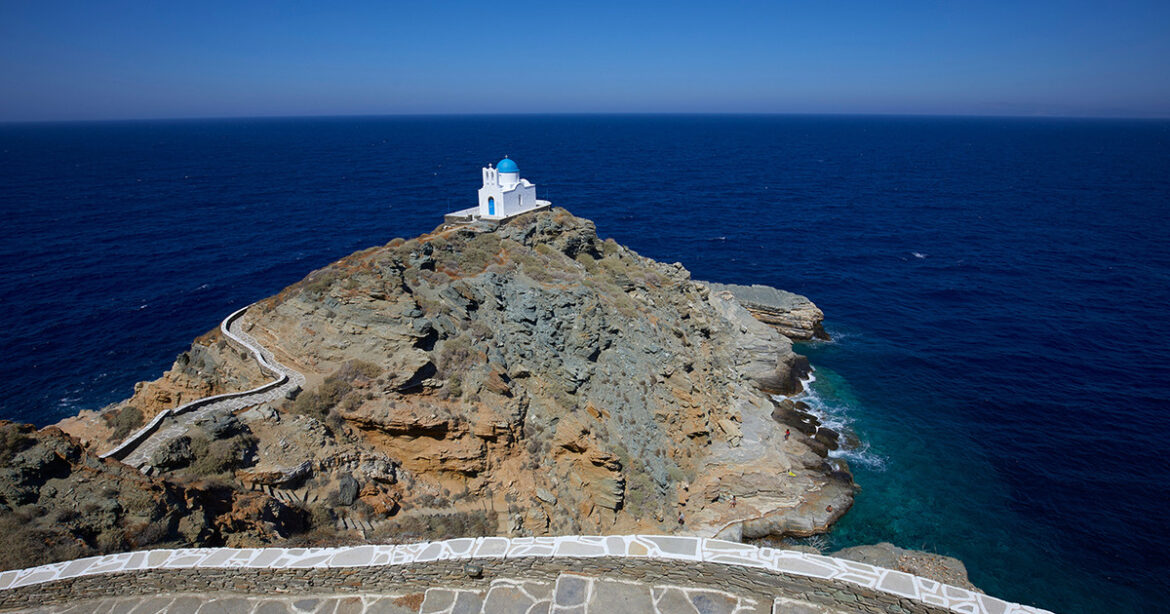 Το εκκλησάκι στη Σίφνο και οι Επτά Μάρτυρες που κοιμήθηκαν και ξύπνησαν μετά από 200 χρόνια!