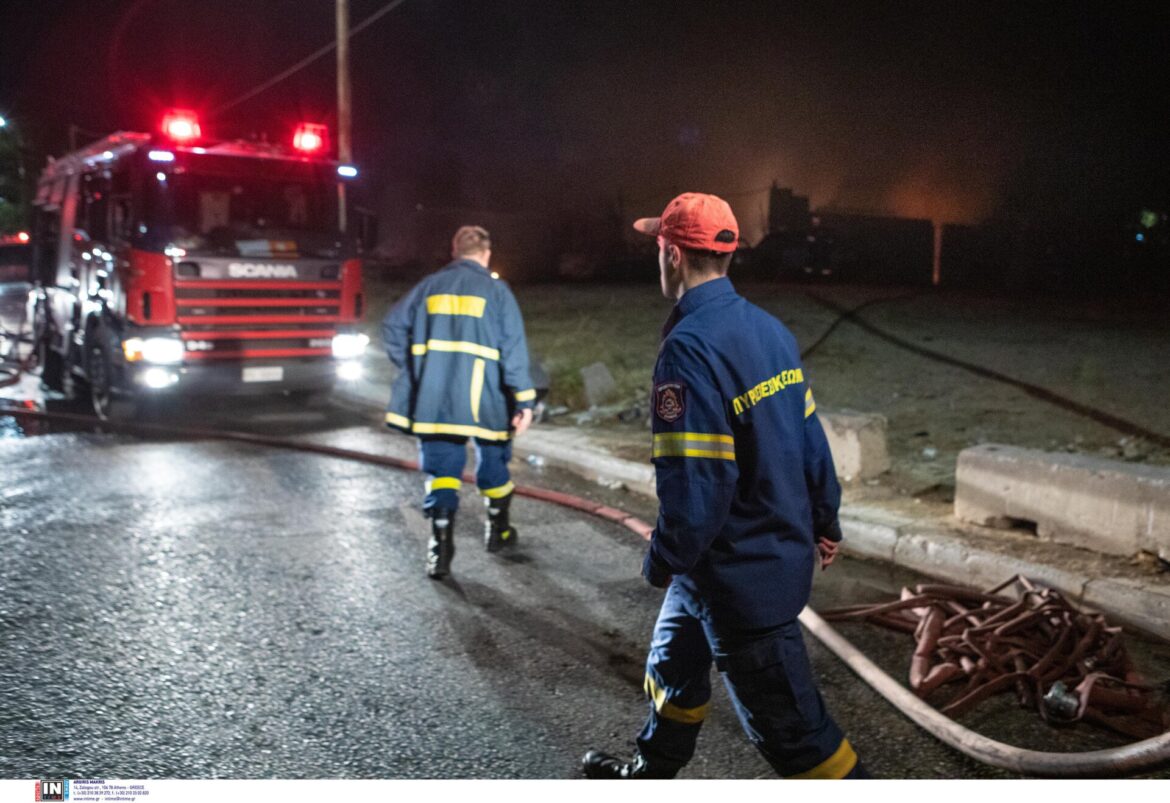 Φωτιά τώρα σε επαγγελματικό χώρο στο Βασιλικό Κορινθίας