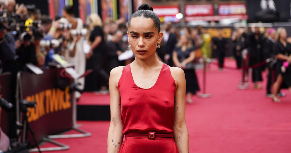 Ας μιλήσουμε για το τέλειο σινιόν: H Zoe Kravitz ρόκαρε το high bun όπως μόνο αυτή θα μπορούσε