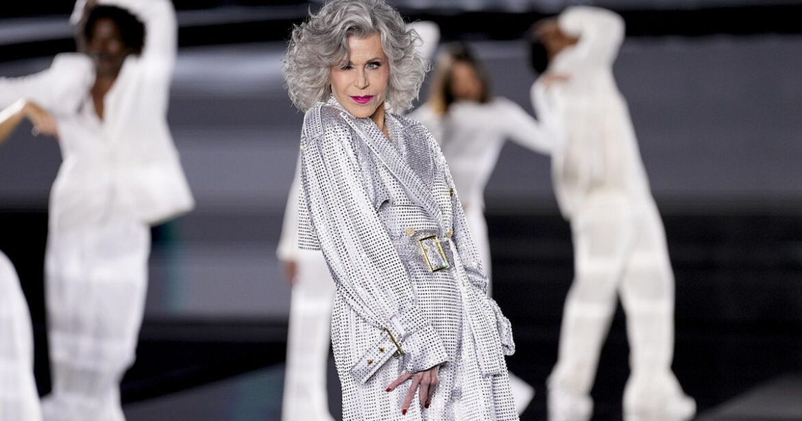 Η Jane Fonda περπάτησε στα 86 της χρόνια στο ντεφιλέ της L’Oréal σε μια επίδειξη που έγραψε ιστορία