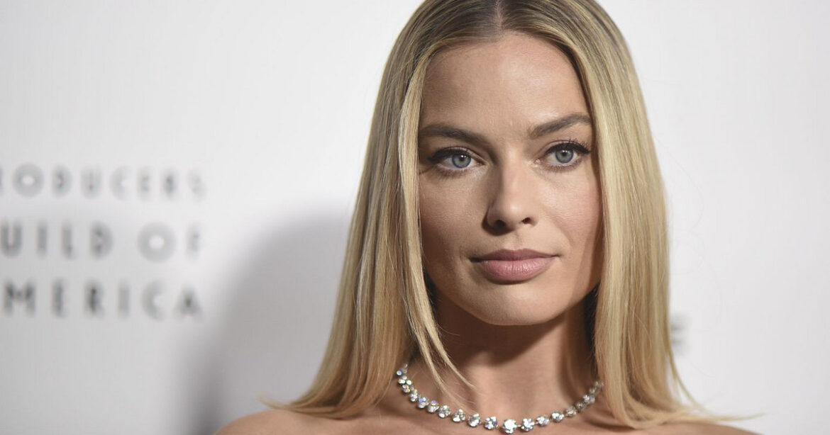 H Margot Robbie δίνει μια ιδέα για το πρώτο σας (λίγο) φθινοπωρινό μανικιούρ