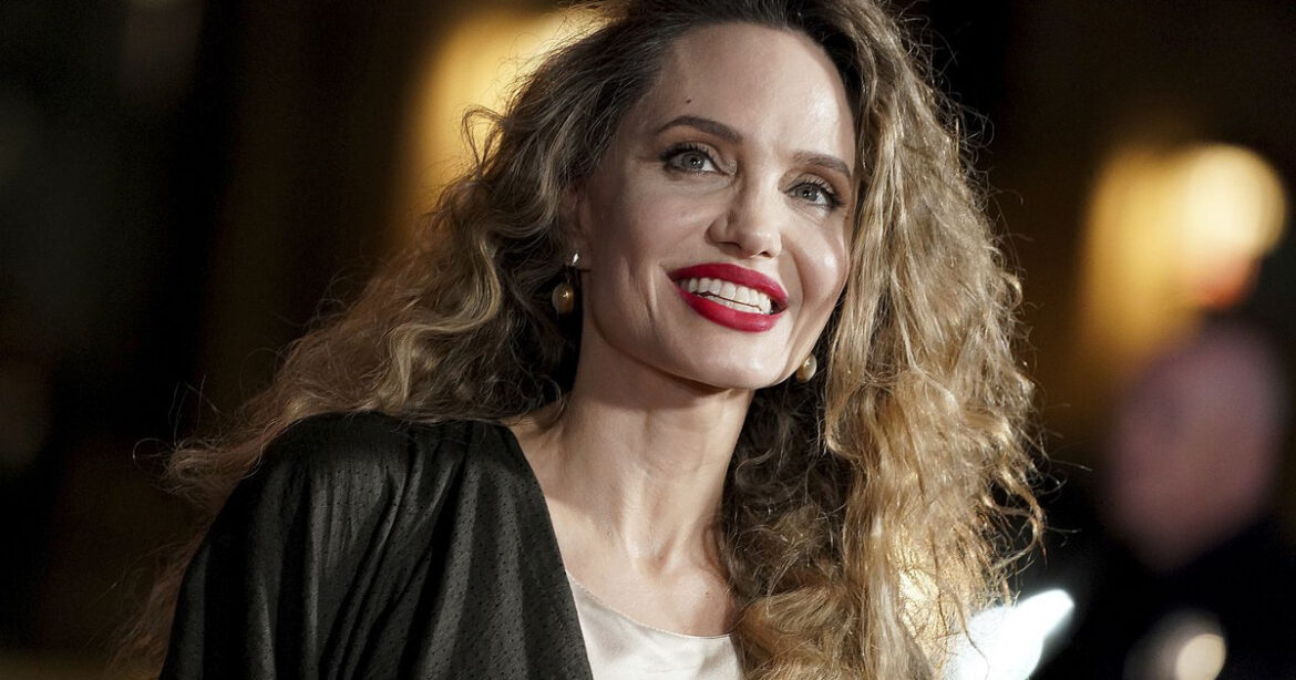Mόλις κυκλοφόρησε το βίντεο με την Angelina Jolie να πρωταγωνιστεί στη νέα καμπάνια του Tom Ford