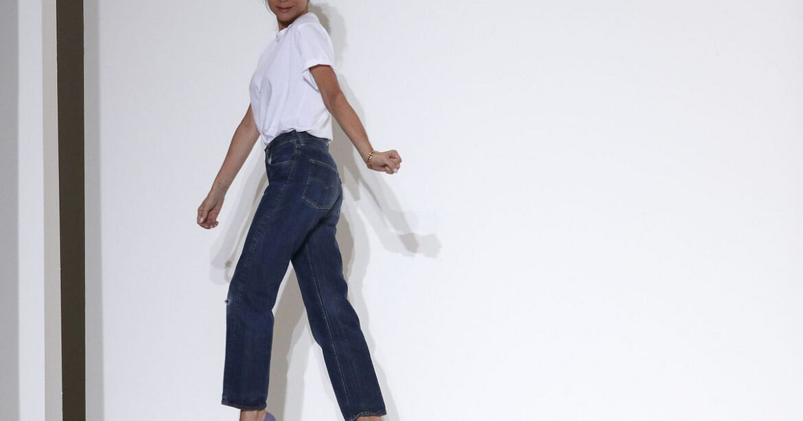 H Victoria Beckham ποζάρει φορώντας το νέο καλσόν που λανσάρει με δαντέλα και το μονόγραμμά της