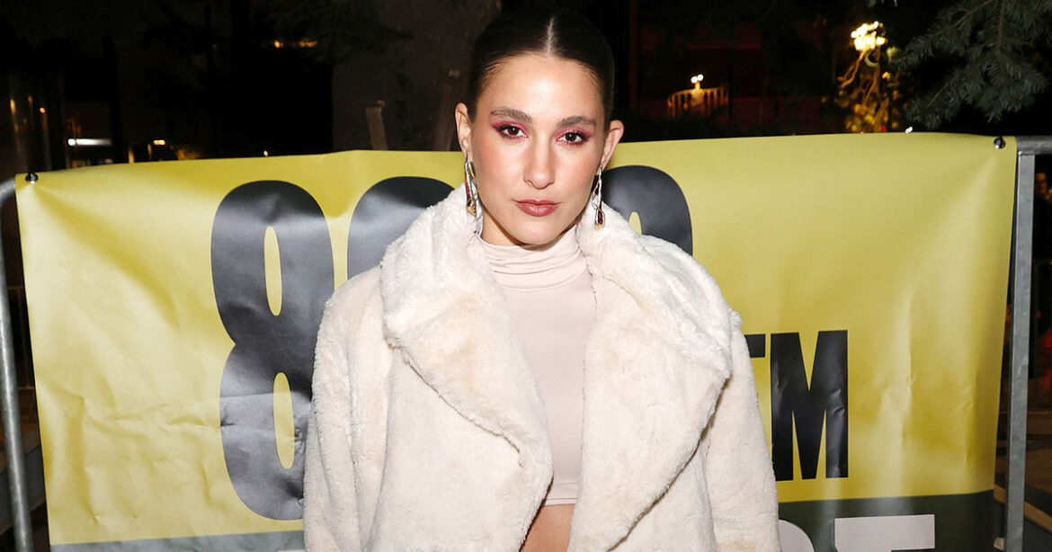 Η Εvangelia φόρεσε ένα παντελόνι με την τάση του εκτεθειμένου στρινγκ κατευθείαν από τα 00s