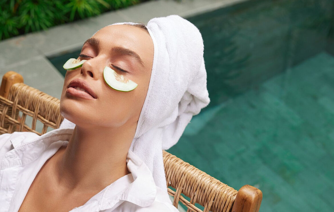 Κουνήστε το μαντήλι στους μαύρους κύκλους με φυσικά υλικά που υπάρχουν στο ψυγείο σας