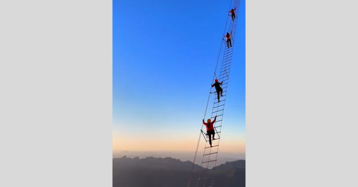 Το εντυπωσιακό αξιοθέατο στην Κίνα, σε ύψος 1.500 μέτρων, που δοκιμάζει τα όρια των ταξιδιωτών και κατακτά τα social media