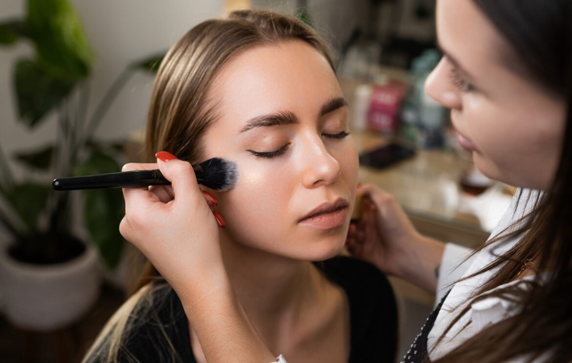 Έχετε ανάγλυφο δέρμα; 3 tips για να κάνετε το foundation σας αόρατο