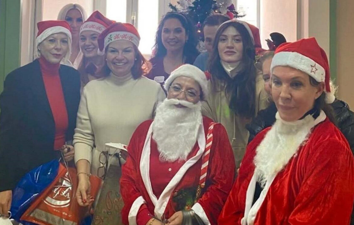 Η Βάνα Μπάρμπα ντύθηκε Άγιος Βασίλης και μοίρασε δώρα και ευχές στους ασθενείς του ογκολογικού νοσοκομείου Μεταξά