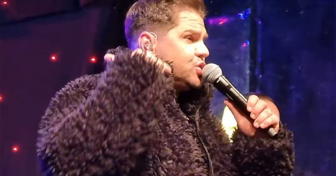 Σάλος με την εμφάνιση του Γιώργου Τσαλίκη στον Μύλο των ξωτικών – Έντονες αντιδράσεις για τραγούδι με βρισιές, δείτε βίντεο