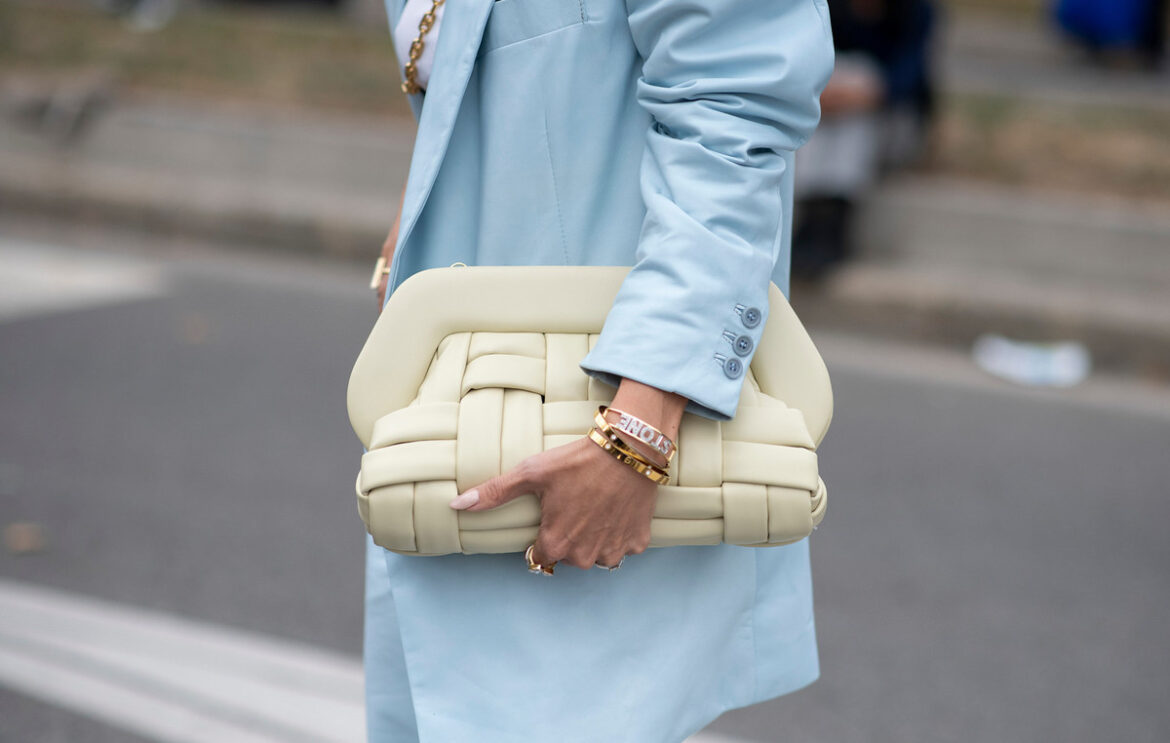 Aν ψάχνετε μια τσάντα φάκελο, μέσα από αυτό το streetwear video εντοπίσαμε την επόμενη που θα επενδύσετε