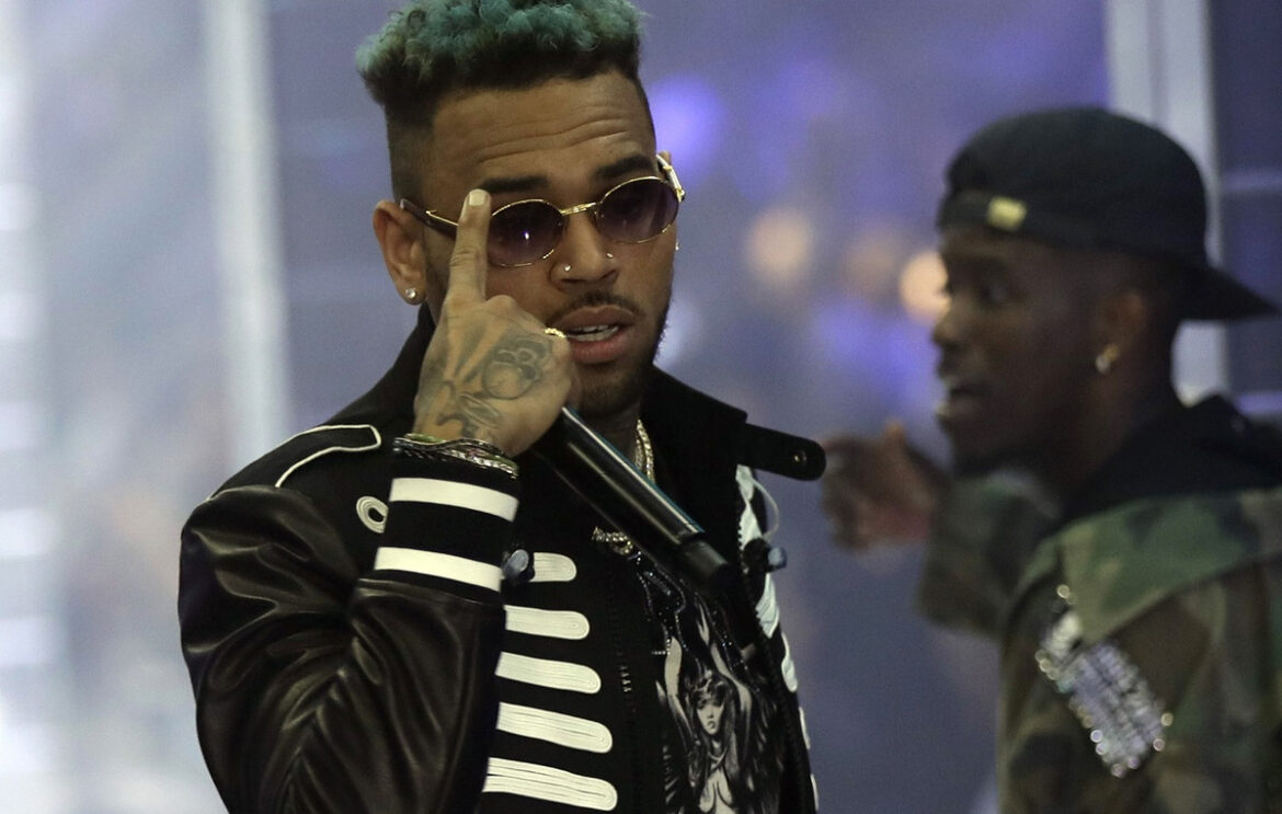 Ο Κρις Μπράουν κατέθεσε αγωγή κατά της Warner Bros και διεκδικεί 500 εκατομμύρια δολάρια