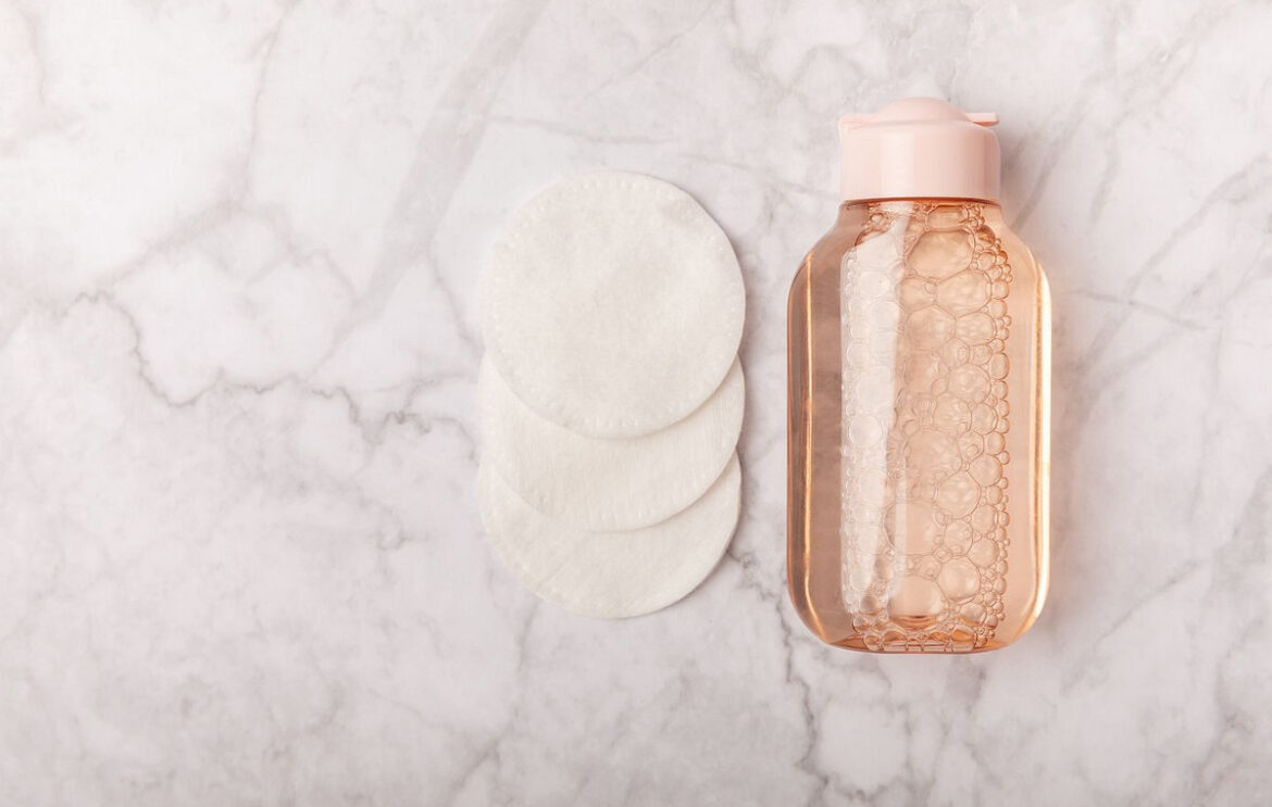 Mαντηλάκια ντεμακιγιάζ ή υγρό καθαριστικό; Τι είναι προτιμότερο να χρησιμοποιείτε το βράδυ;