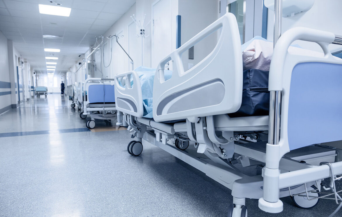 Χαμός στα νοσοκομεία: Σαρώνουν οι ιώσεις και οι λοιμώξεις – «Καμπανάκι» από τους ειδικούς για το εμβόλιο της γρίπης