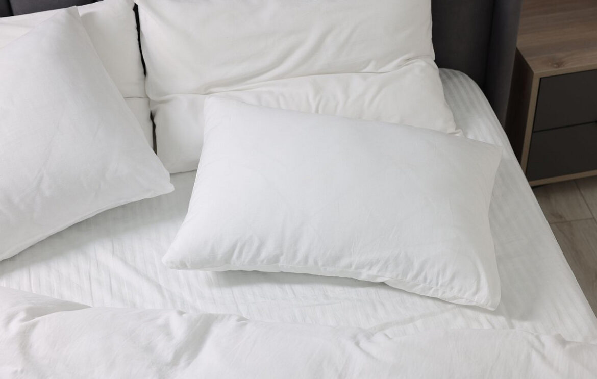 Tρεις αποτελεσματικοί και εύκολοι τρόποι για να πλύνετε τα λερωμένα μαξιλάρια σας