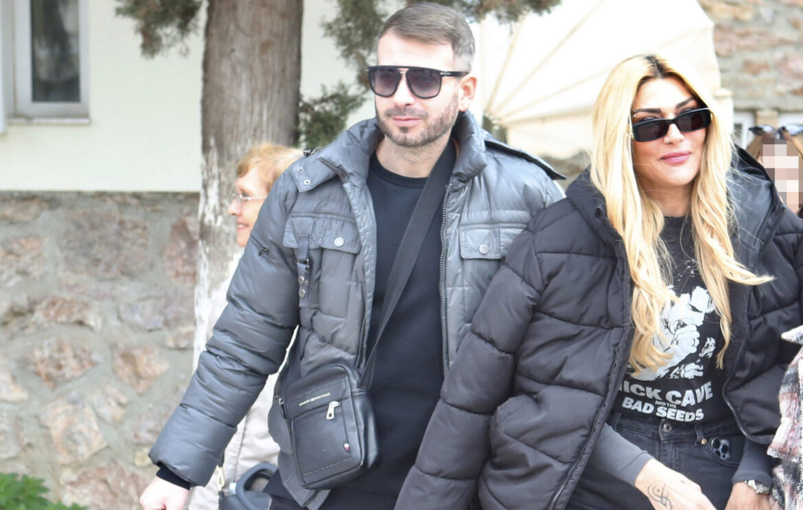 Με τον γιο της και τον αδερφό της η Αγγελική Ηλιάδη στο μνημόσυνο για τις 40 μέρες από τον θάνατο της Καίτης Γκρέυ