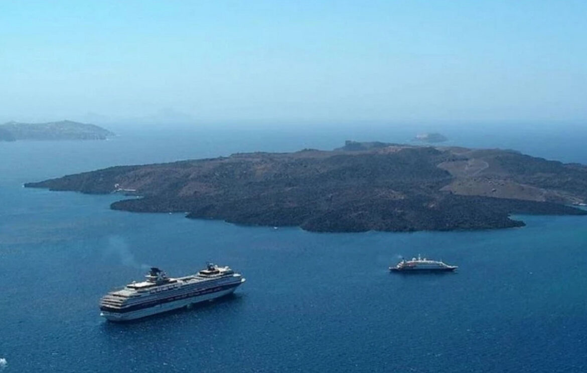 BBC για Σαντορίνη: Σεισμοί, αλλά όχι ακυρώσεις – Οι τουρίστες παραμένουν πιστοί στο νησί
